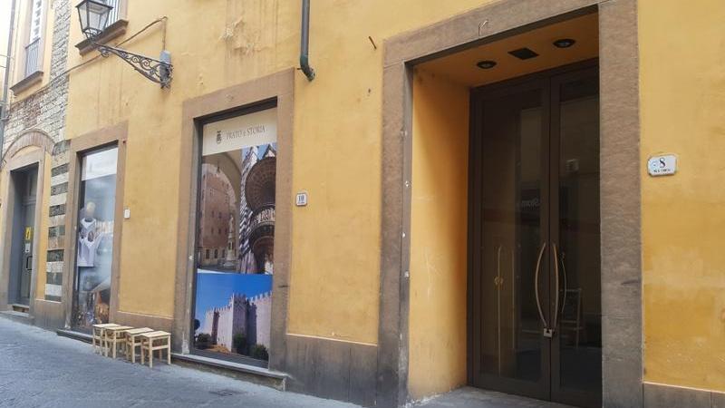 Il fondo commerciale in via Cairoli che la Provincia di Prato affitta