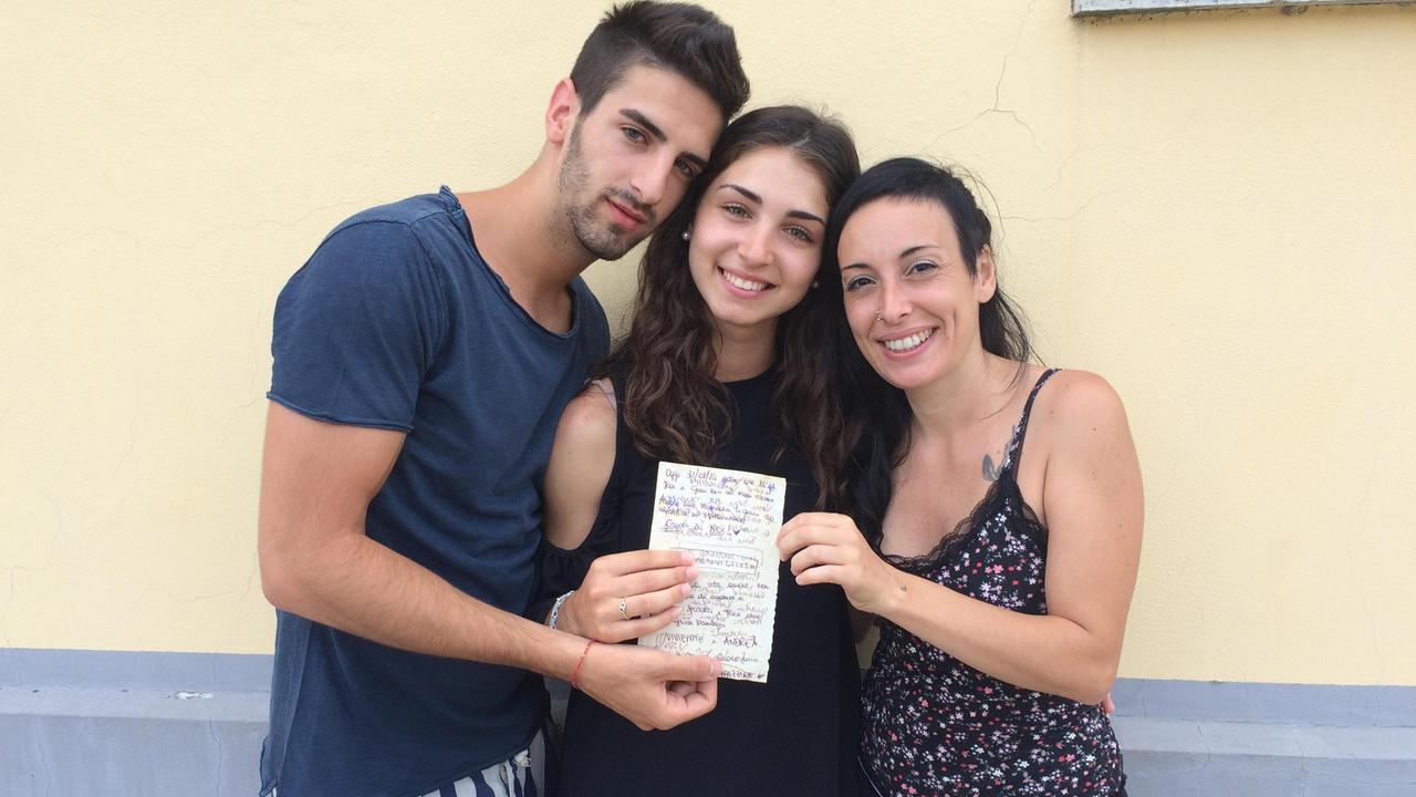 Marco e Ilaria con Laura che ha trovato il messaggio