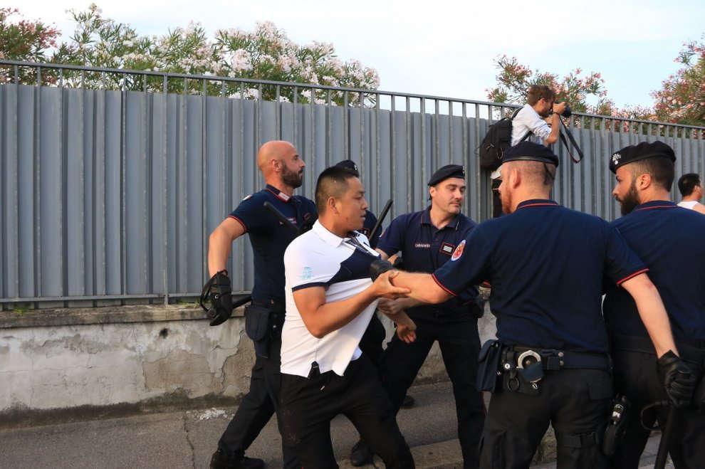Tafferugli tra cinesi e polizia (foto La Repubblica)