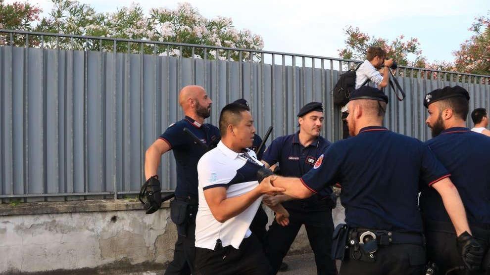 Tafferugli tra cinesi e polizia (foto La Repubblica)