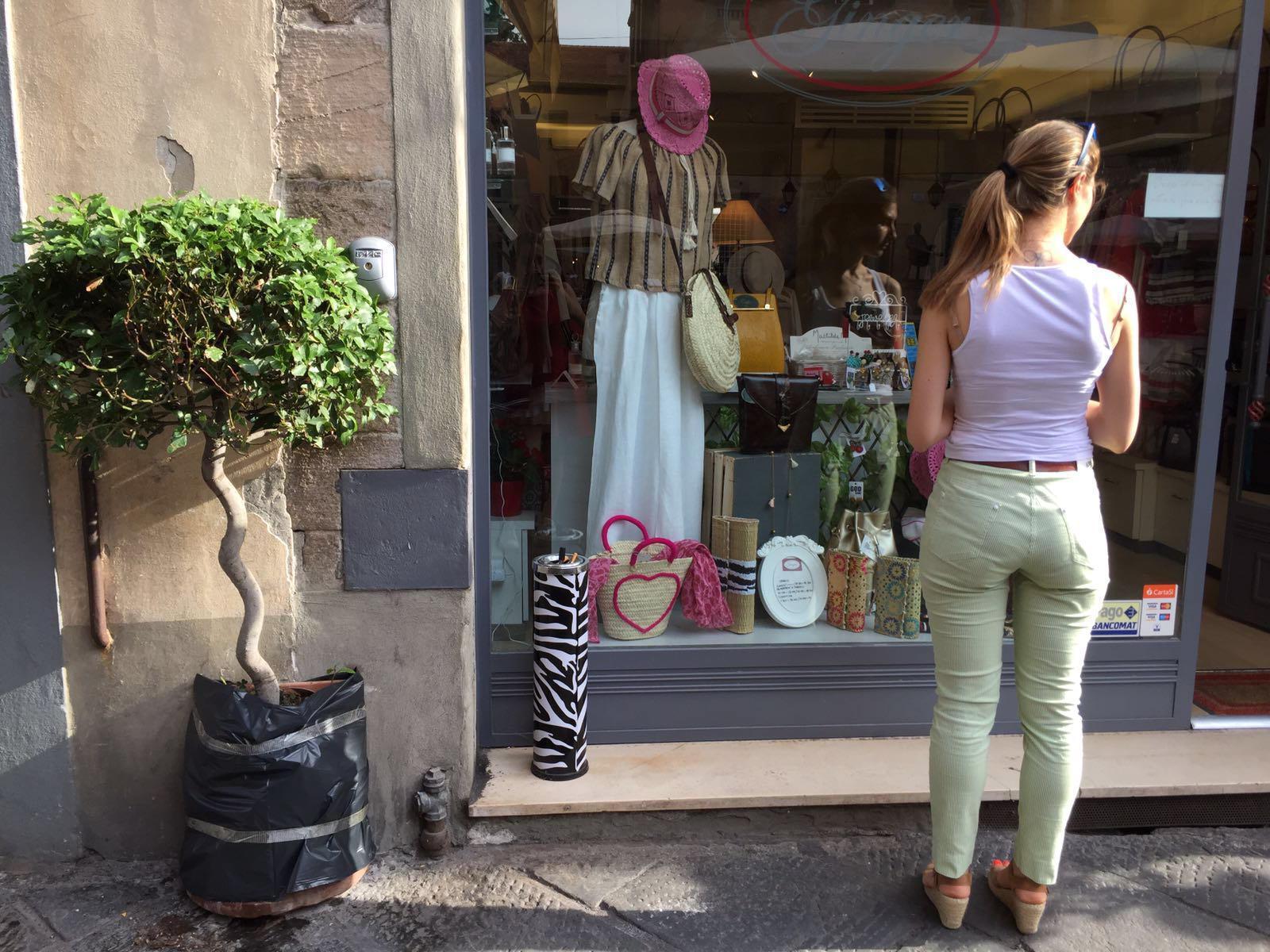 Una delle fioriere danneggiate 