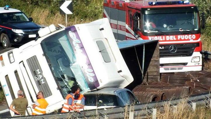 Camion si ribalta e finisce su un’auto