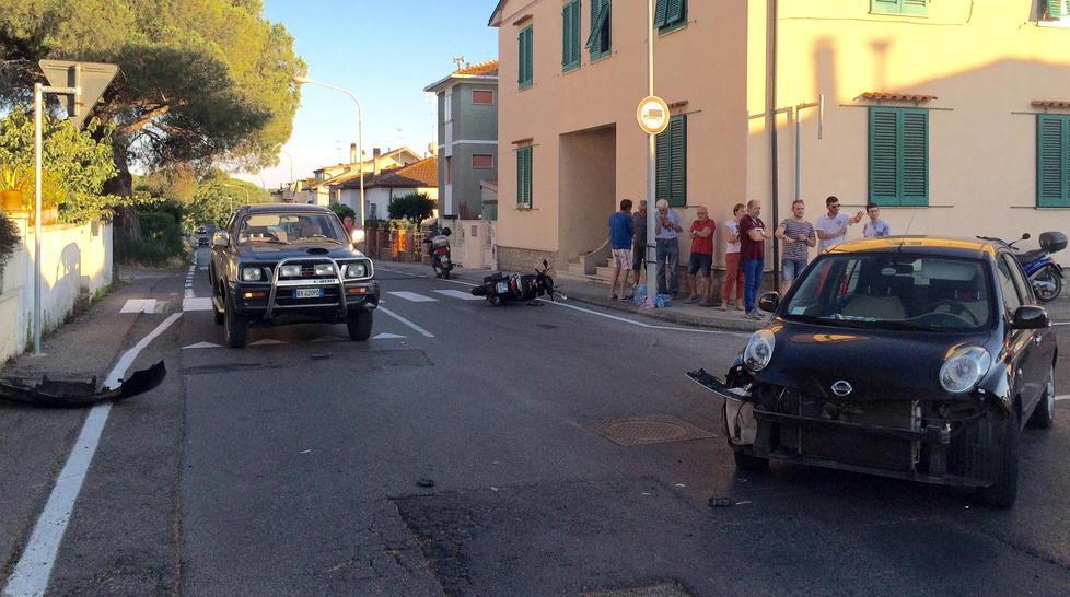Scontro su via Pasubio, ferito scooterista 