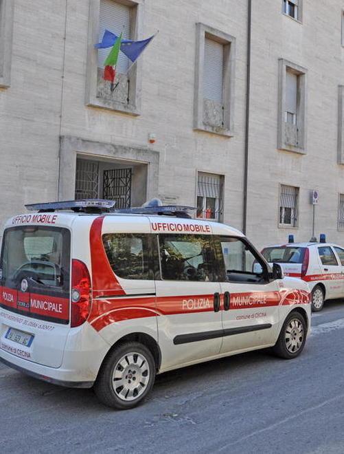 Aggrediti e feriti due vigili urbani 