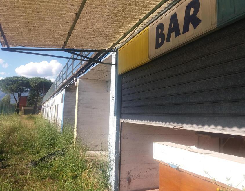 Allo stadio di Capannori tra ruggine ed erba alta 