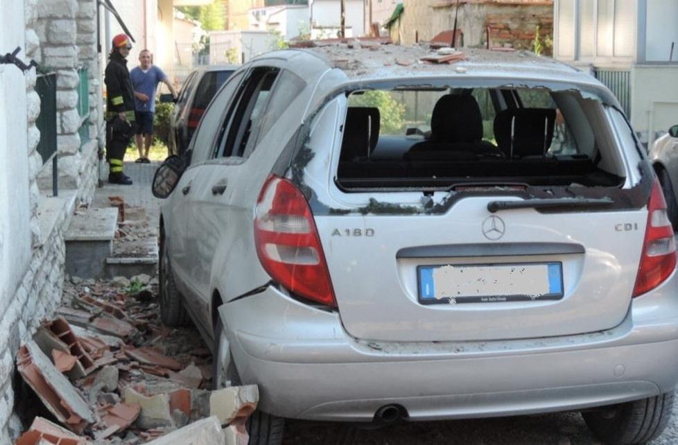 Crolla il cornicione donna salva per un soffio 