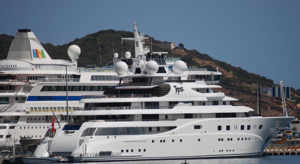 I maxi yacht fanno la fila per un posto al Molo Brin 