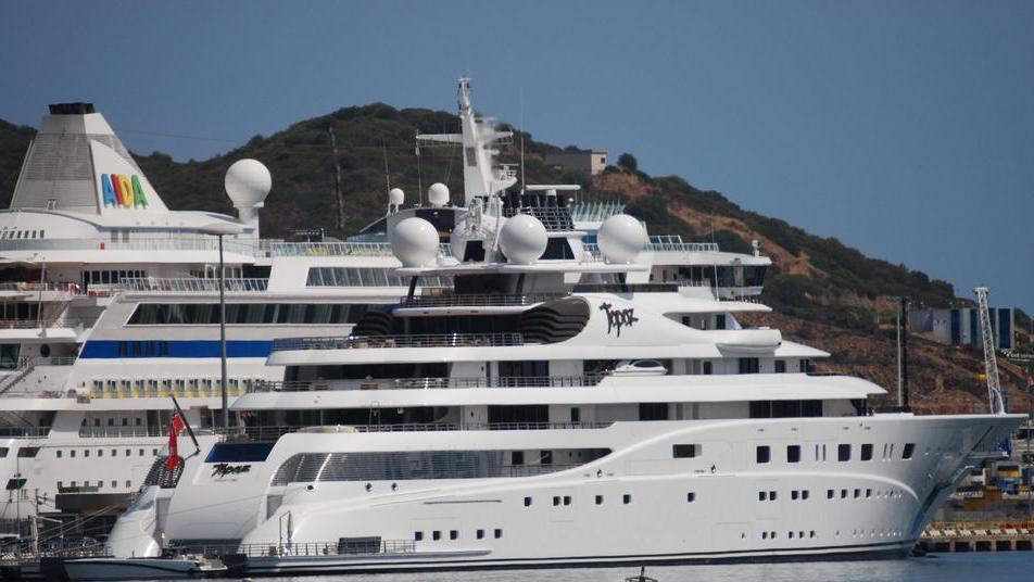 I maxi yacht fanno la fila per un posto al Molo Brin
