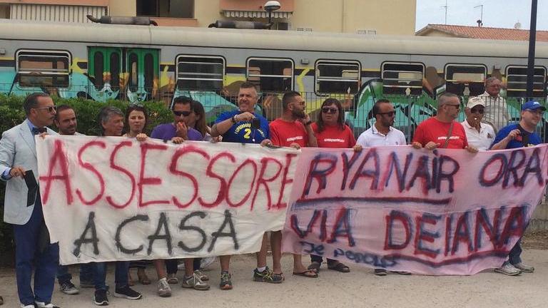 Ryanair in fuga, la piazza contro Deiana: «Sei la rovina di Alghero» 