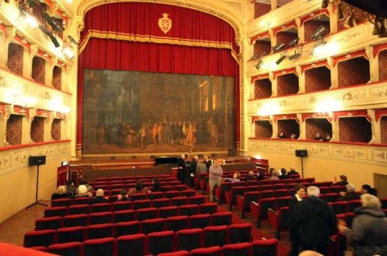 Il teatro Guglielmi dove si è tenuto lo spettacolo (foto d'archivio)