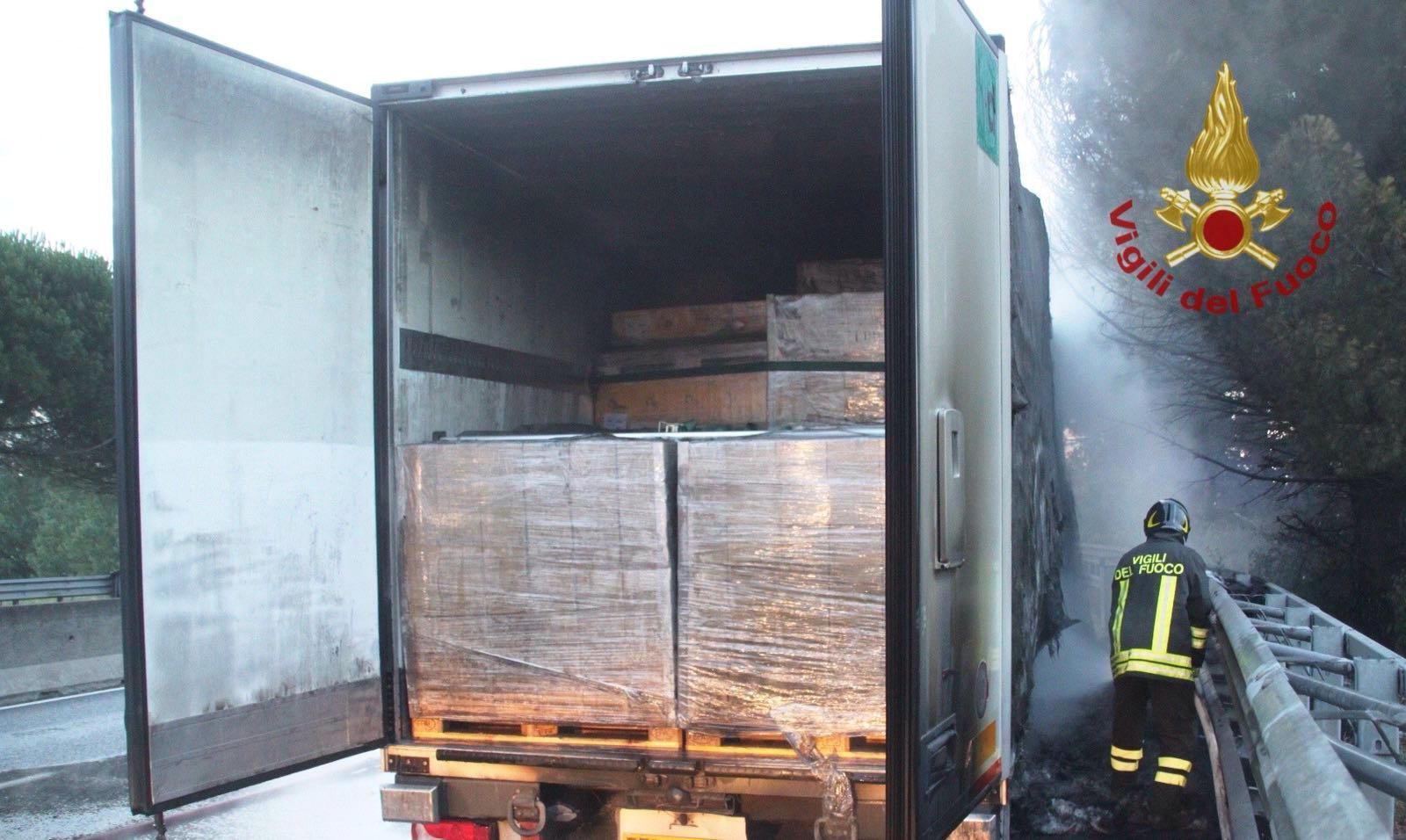 Camion in fiamme sulla superstrada