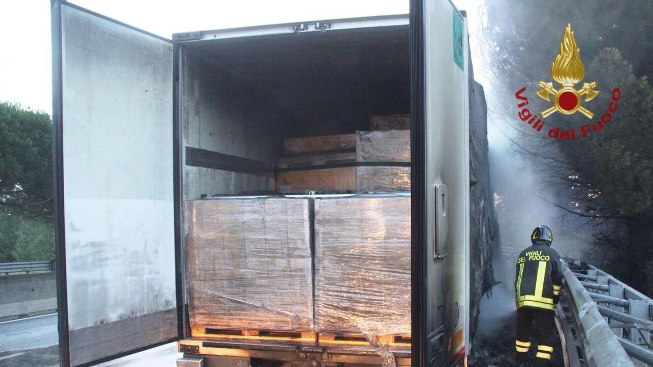 Camion in fiamme sulla superstrada