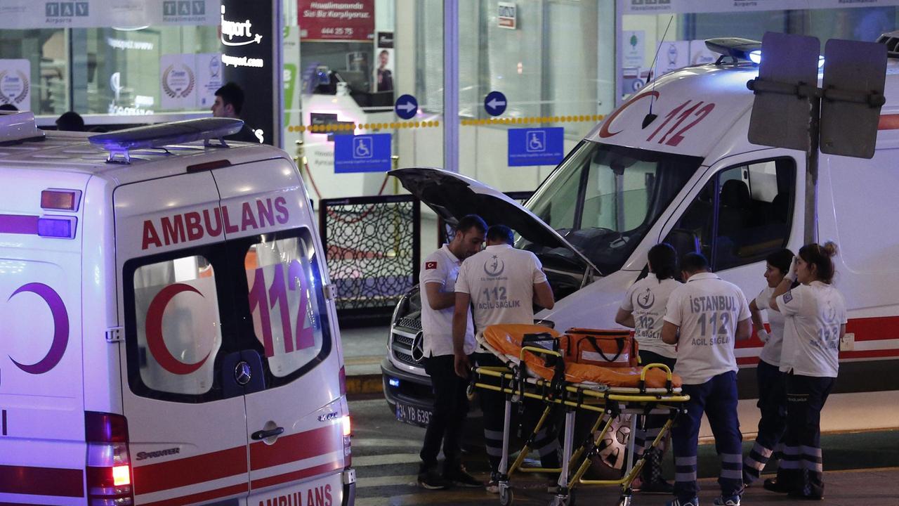 I soccorsi dopo l'attentato a Istanbul