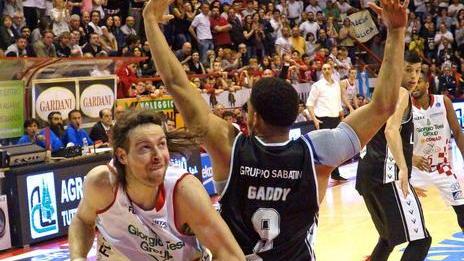 Michele Antonutti in azione con la maglia del Pistoia Basket