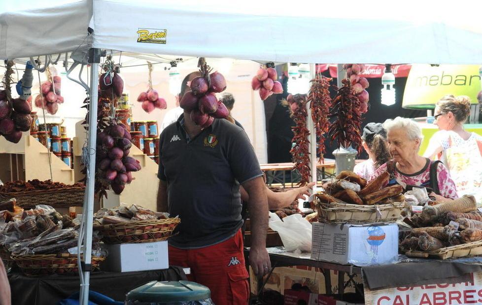 Follonica, la Festa del peperoncino, uno dei banchi regolari (Foto Giorgio) 