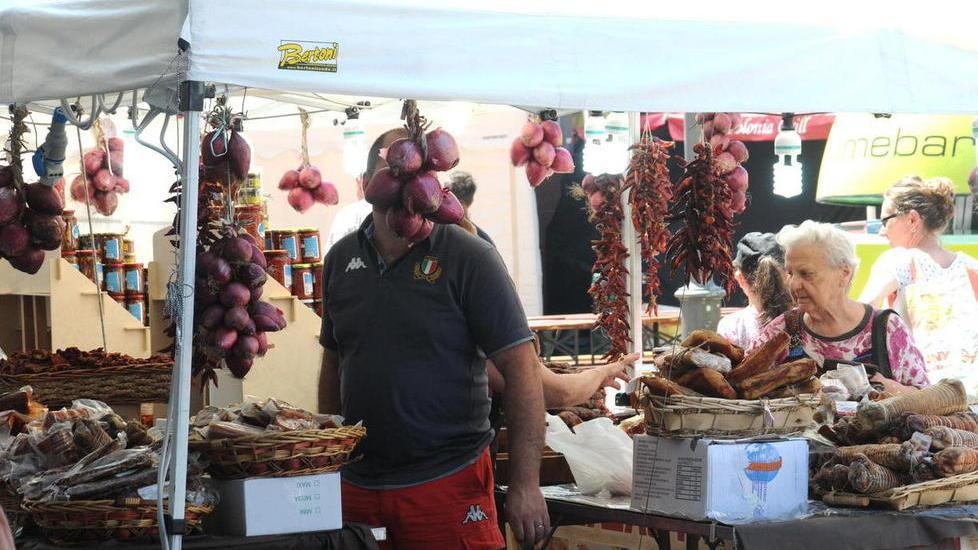 Follonica, la Festa del peperoncino, uno dei banchi regolari (Foto Giorgio)