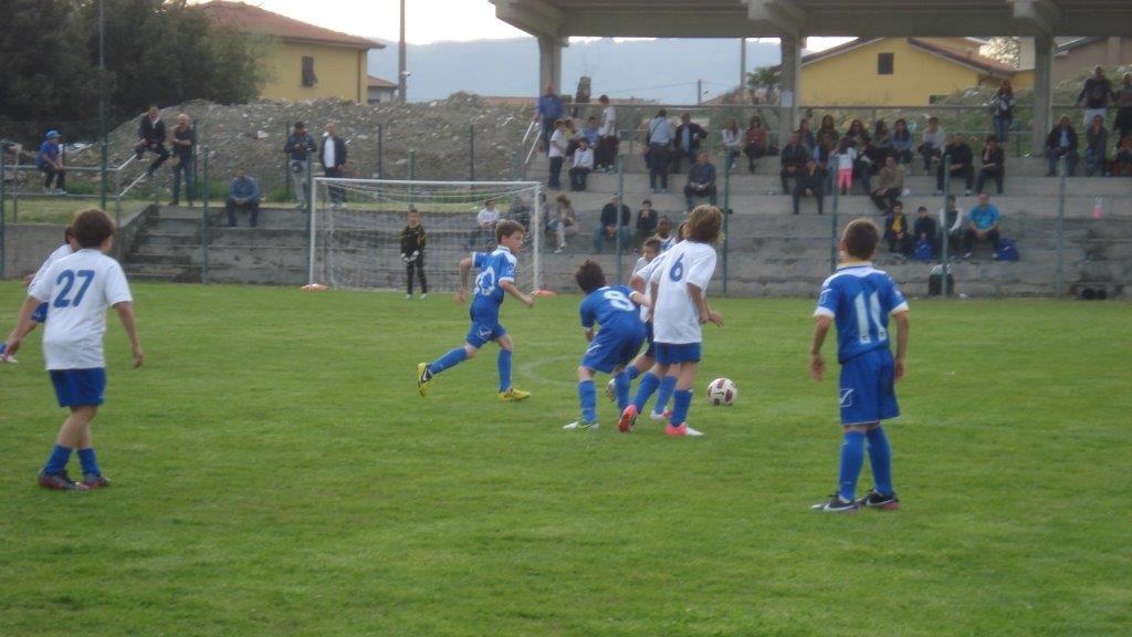 Una partita di calcio giovanile sul campo di Ortonovo (foto d’archivio)