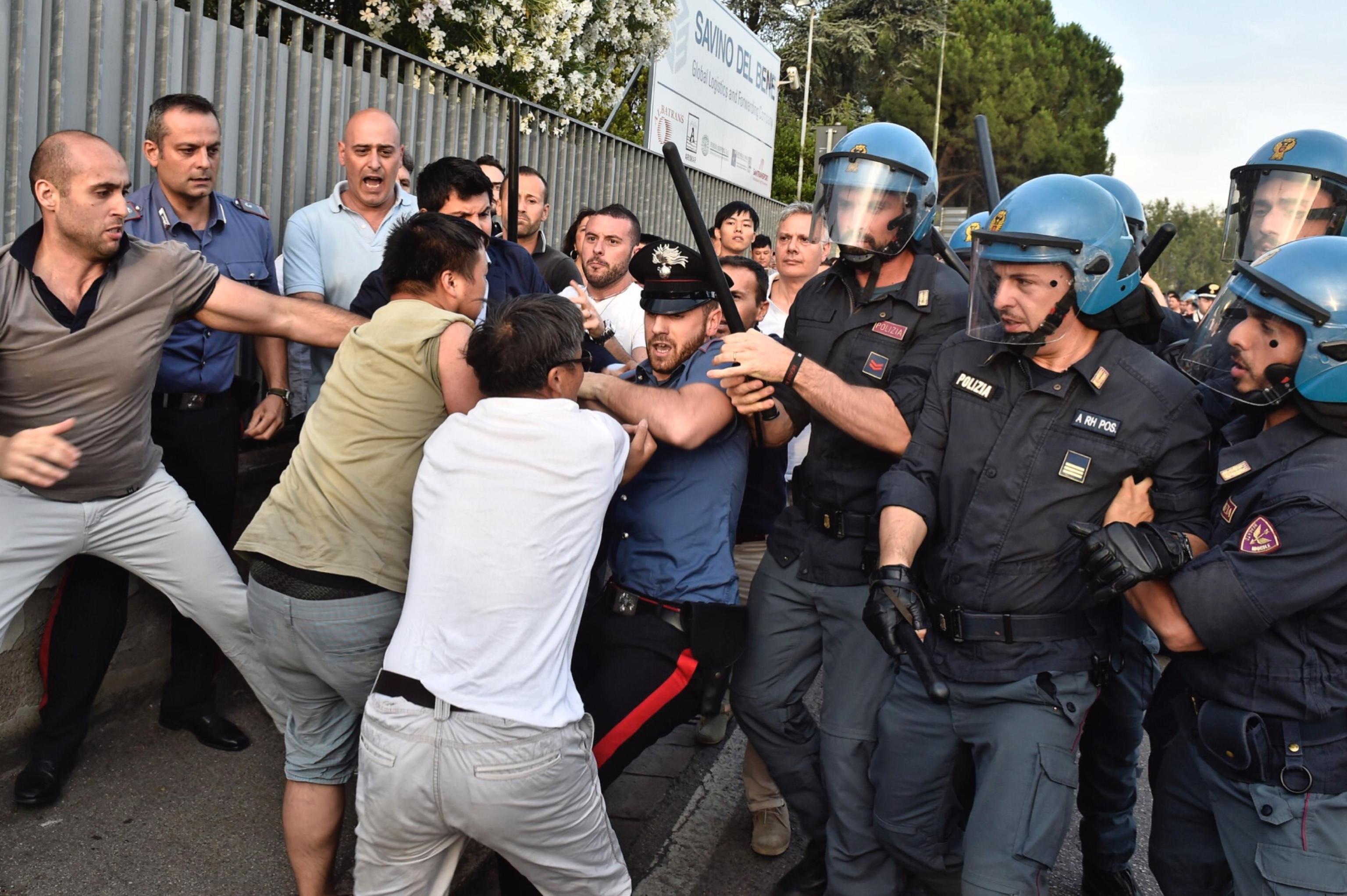 Sesto Fiorentino, rivolta della comunità cinese. Proteste davanti al Palazzo di Giustizia 