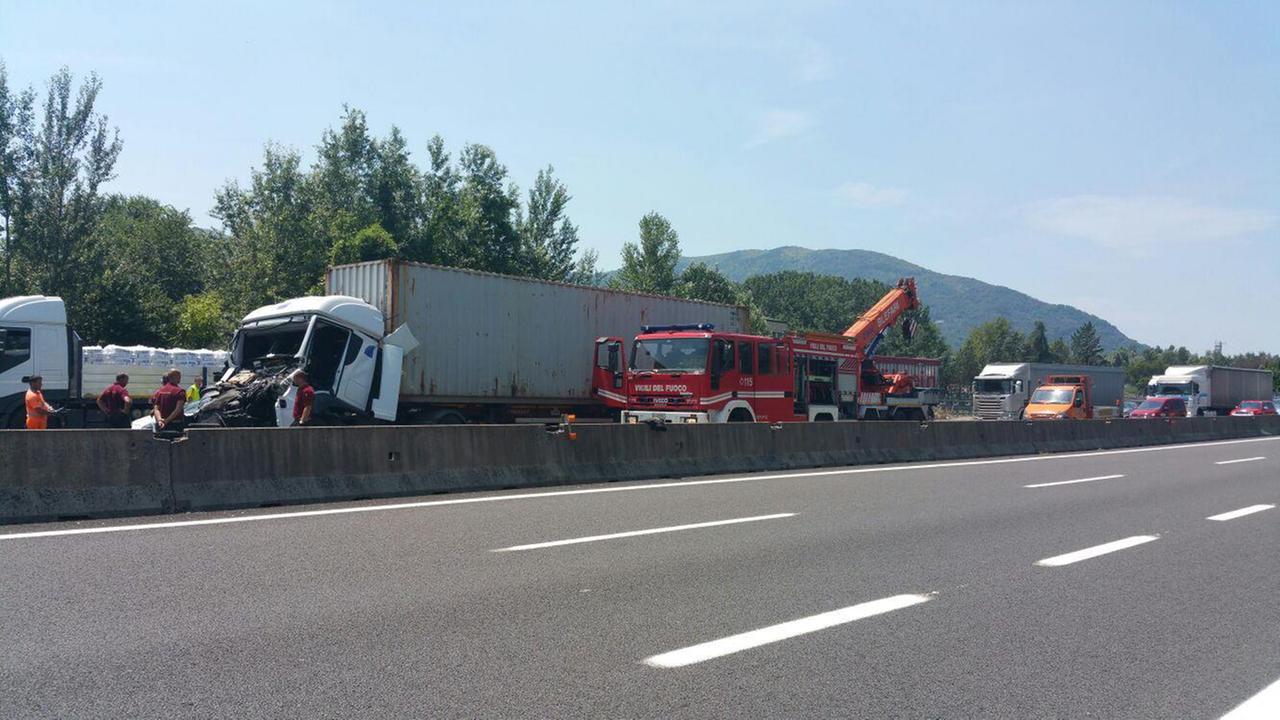 Lo scontro ha provocato un secondo incidente in A11