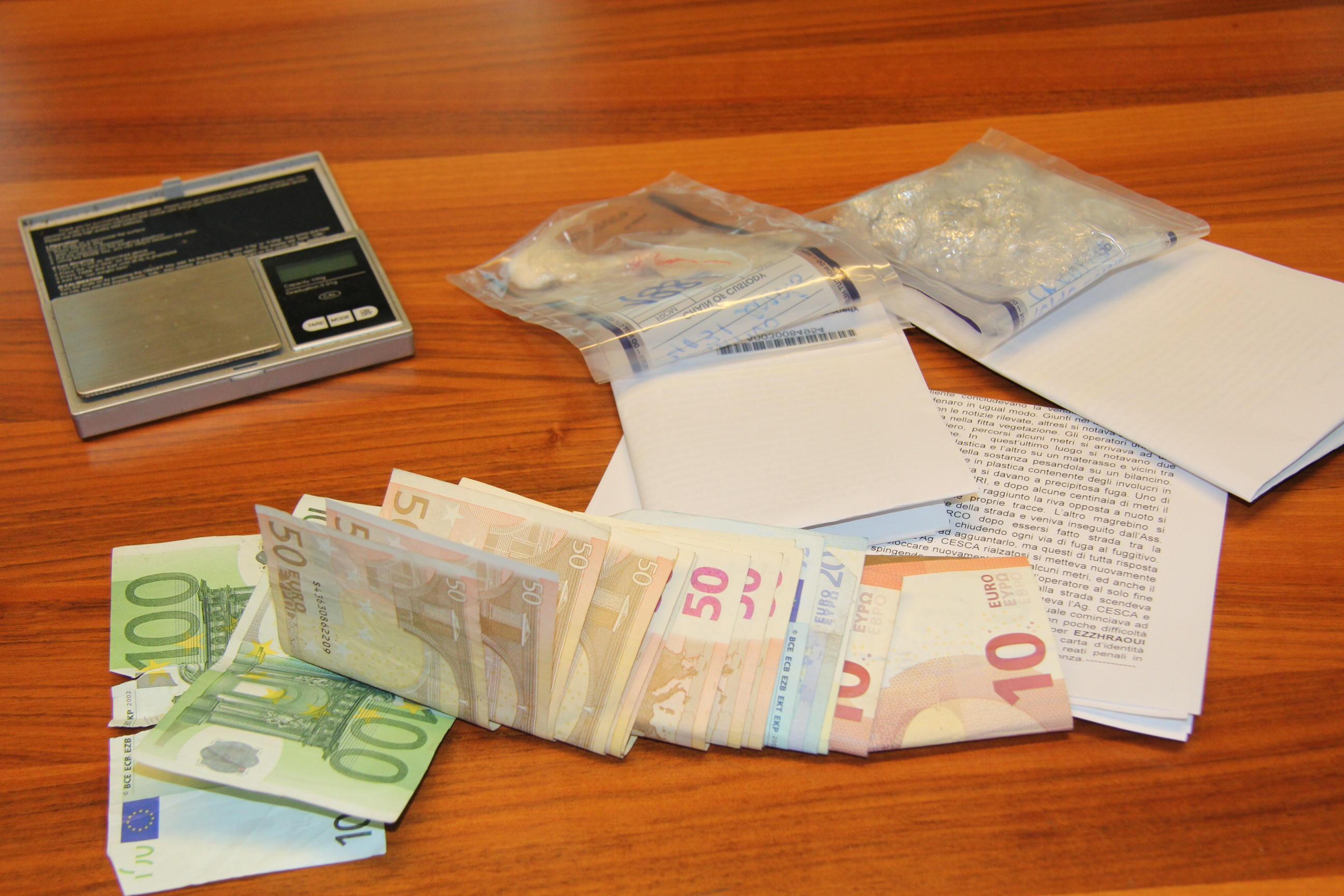 Una parte della droga e il denaro sequestrato (foto Batavia)
