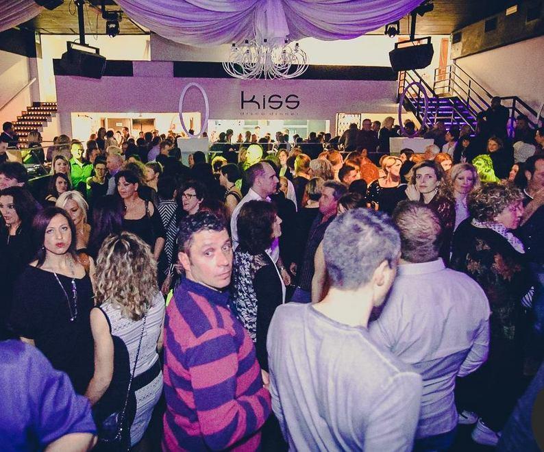 Riapre il Kiss di Cavola e la montagna si tuffa nel sound anni ’90 