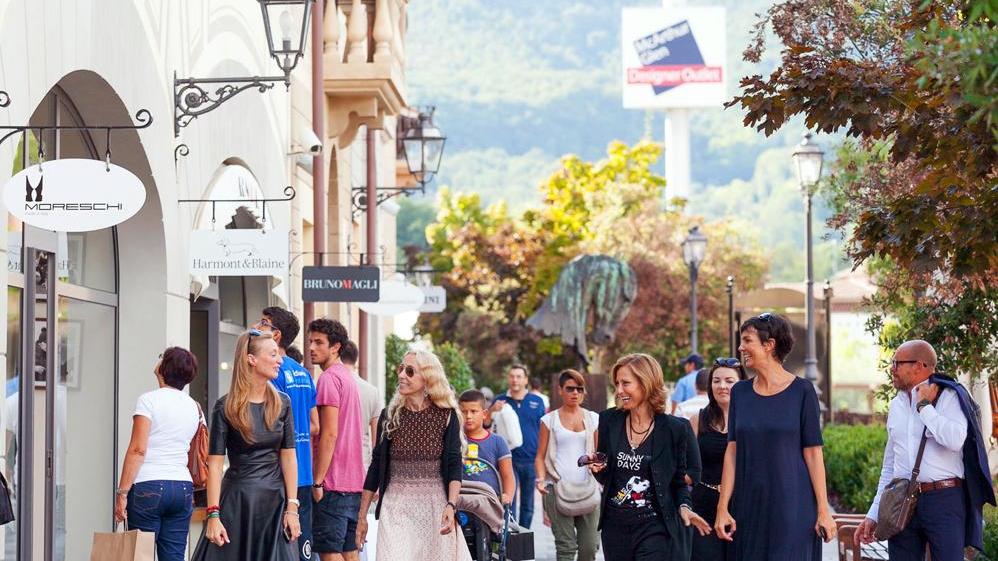 Lavoro: è tempo di stagionali per ristoranti e bar. Cento posti nell'outlet village