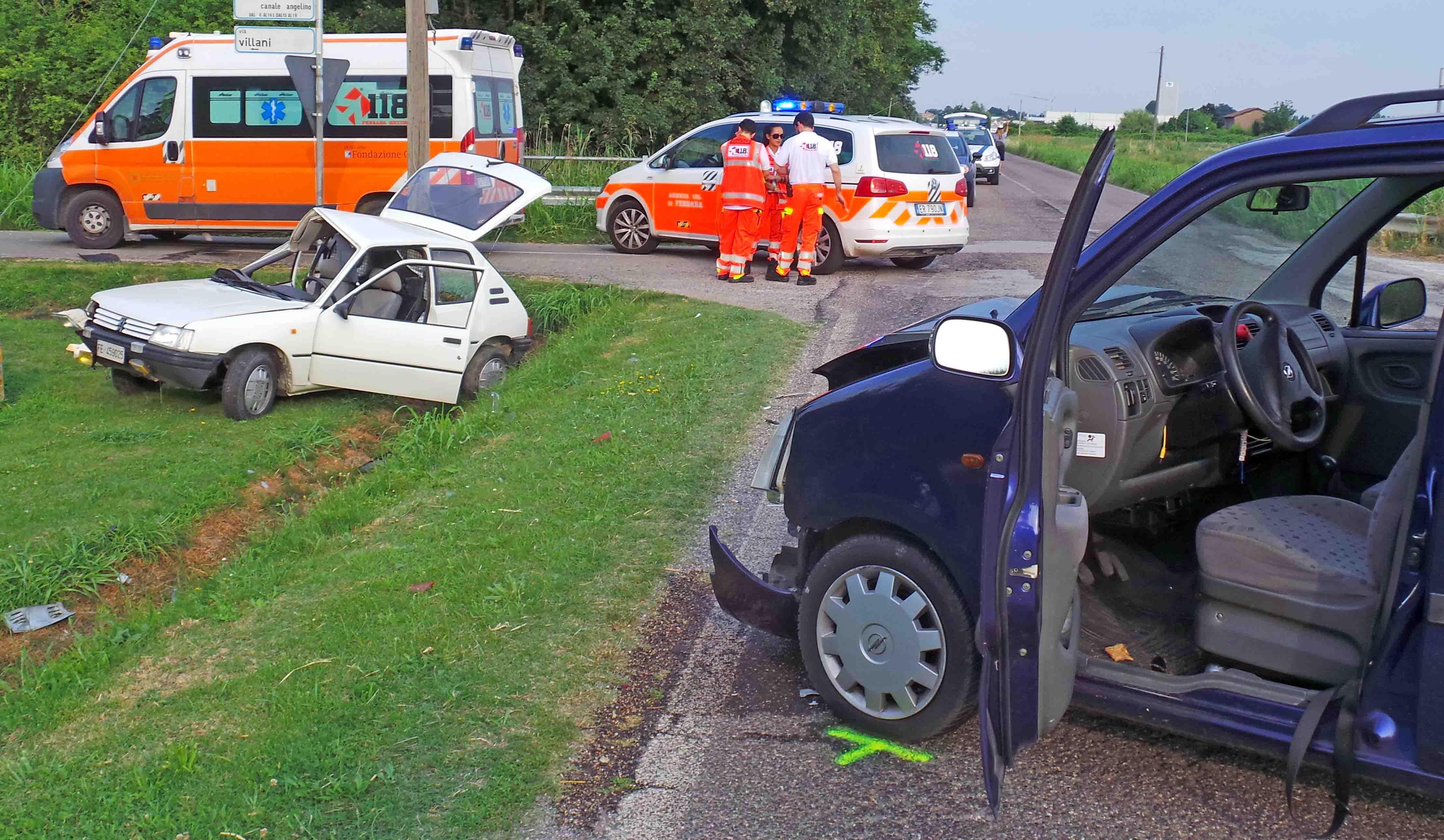 Le auto distrutte dopo l'impatto