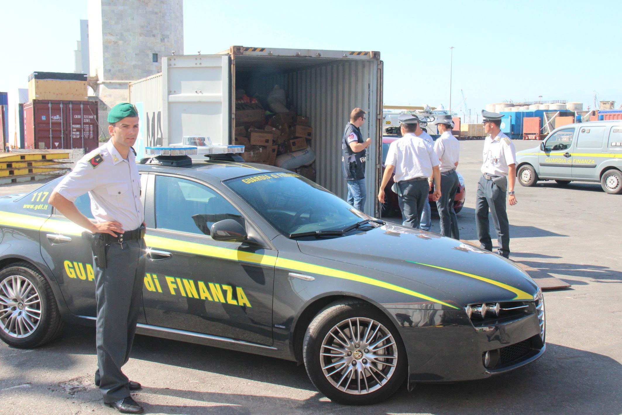 La Guardia di finanza in porto a Livorno