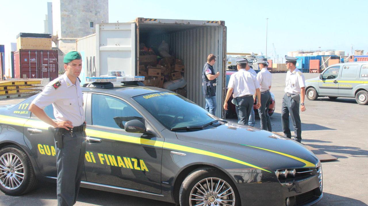 La Guardia di finanza in porto a Livorno