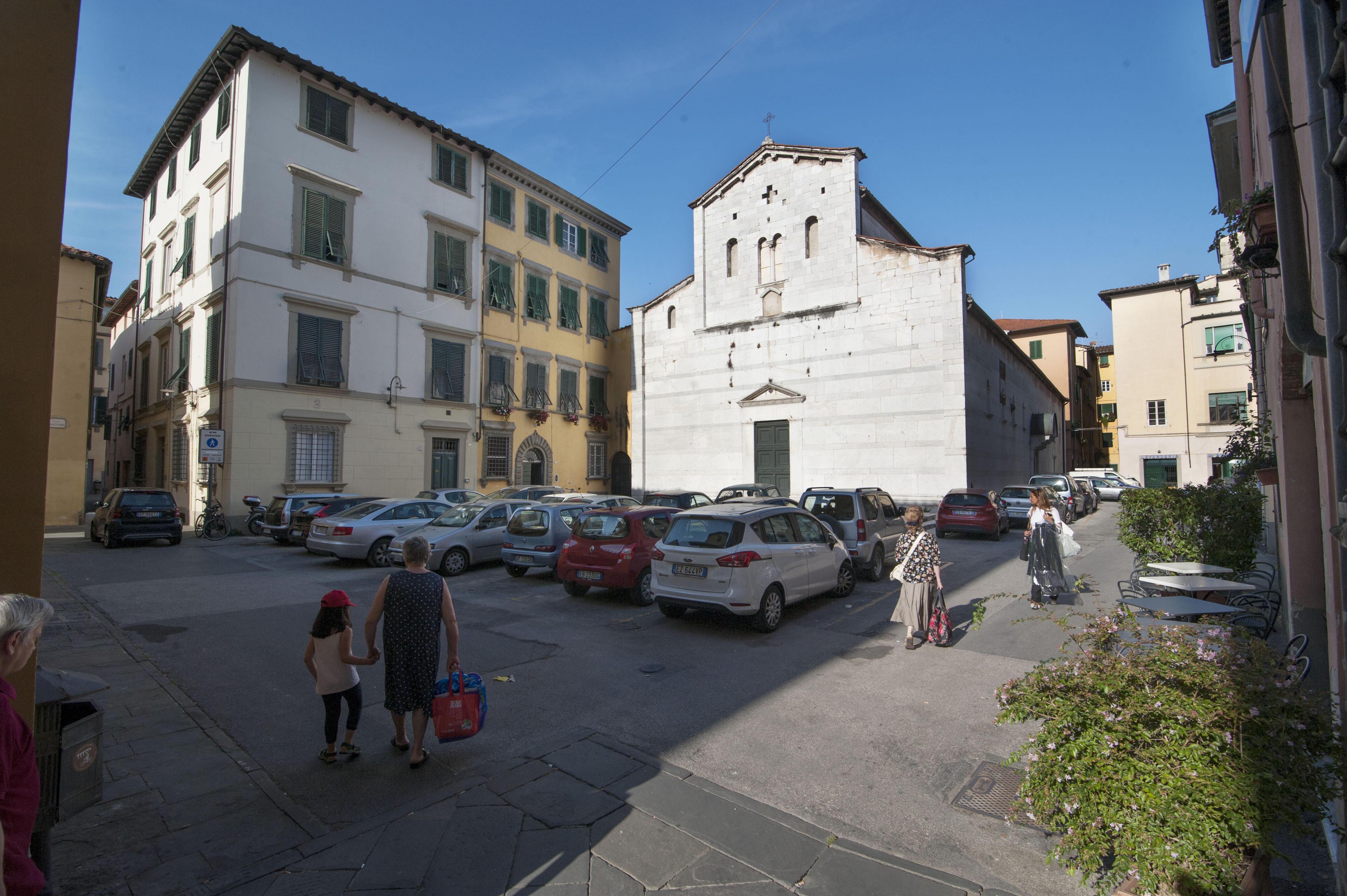 Piazza Sant'Alessandro con le auto (foto Sernacchioli)
