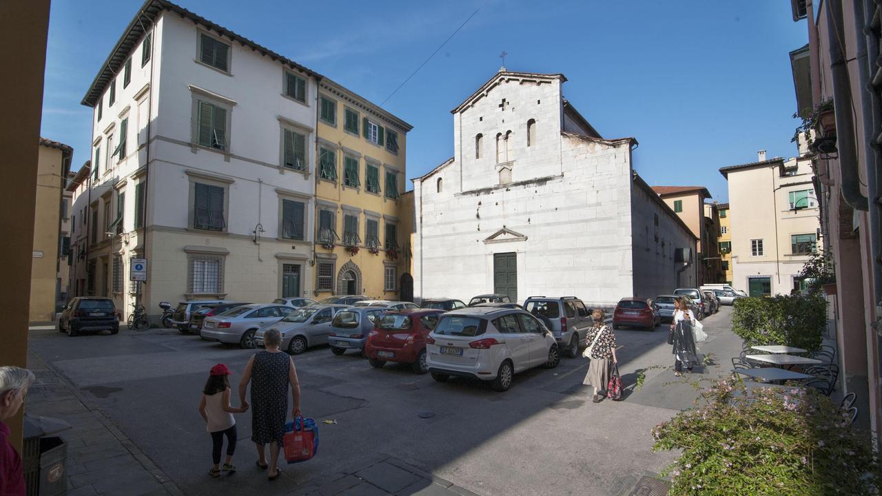 Piazza Sant'Alessandro con le auto (foto Sernacchioli)