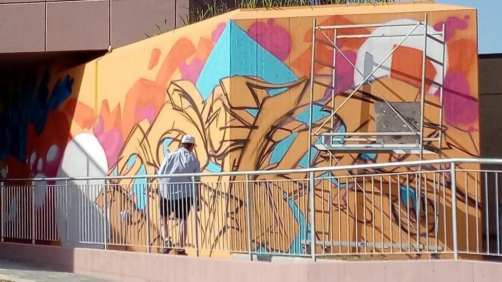 Il mega graffito all’ex tribunale