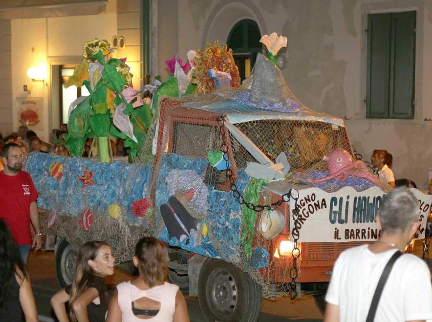 Carnevale di Marina con cinque carri La partenza dal porto 