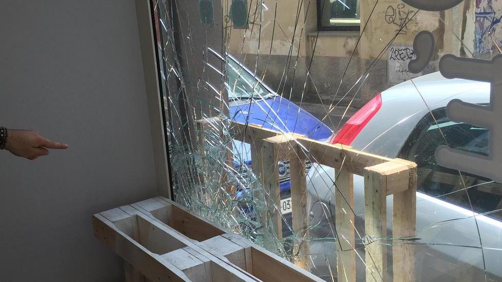 «Troppi furti, dormiamo nel bar»