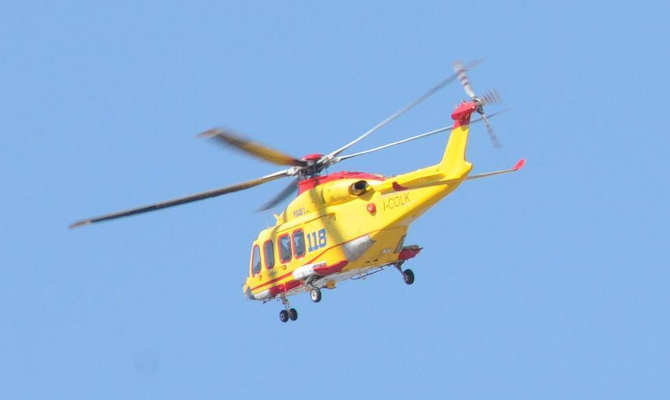 Si tuffa in piscina e sbatte sul fondo: grave un 32enne