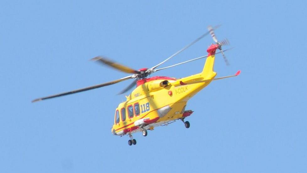 Si tuffa in piscina e sbatte sul fondo: grave un 32enne