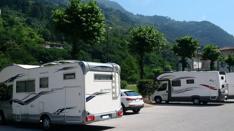 No ai camper parcheggiati al Palazzo Mediceo