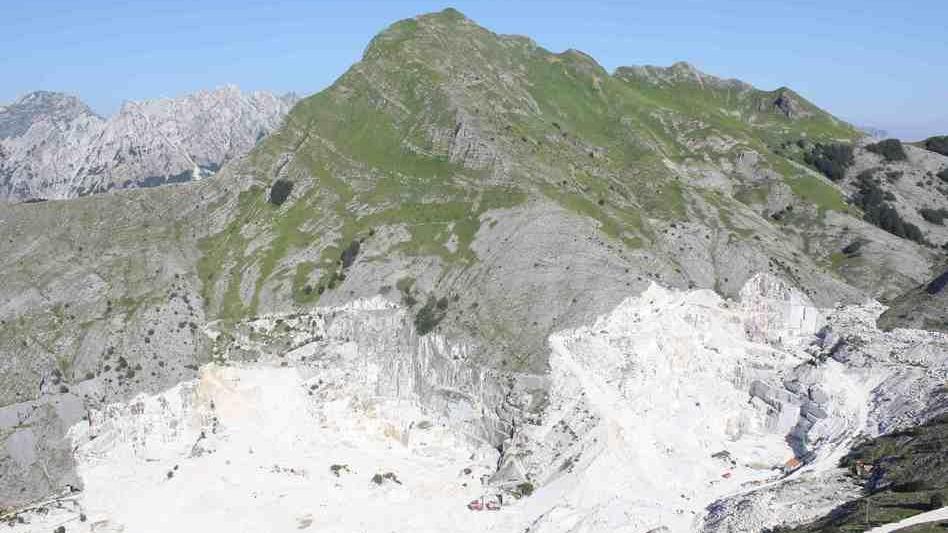 Tir del marmo in città, il no della Cisl