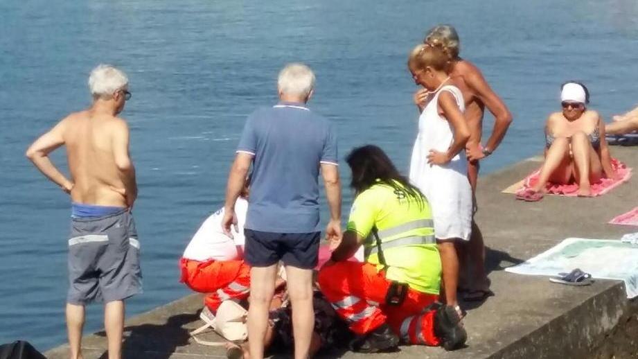 Malore sul moletto, arriva la Svs