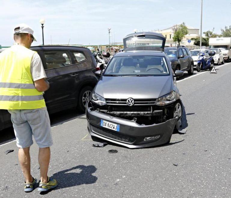 Esce dal posteggio e urta uno scooter Ferito un 65enne
