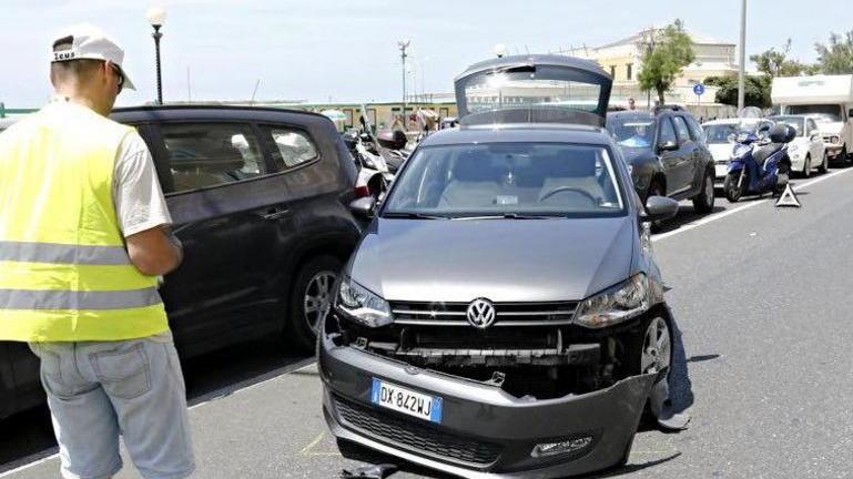Esce dal posteggio e urta uno scooter Ferito un 65enne