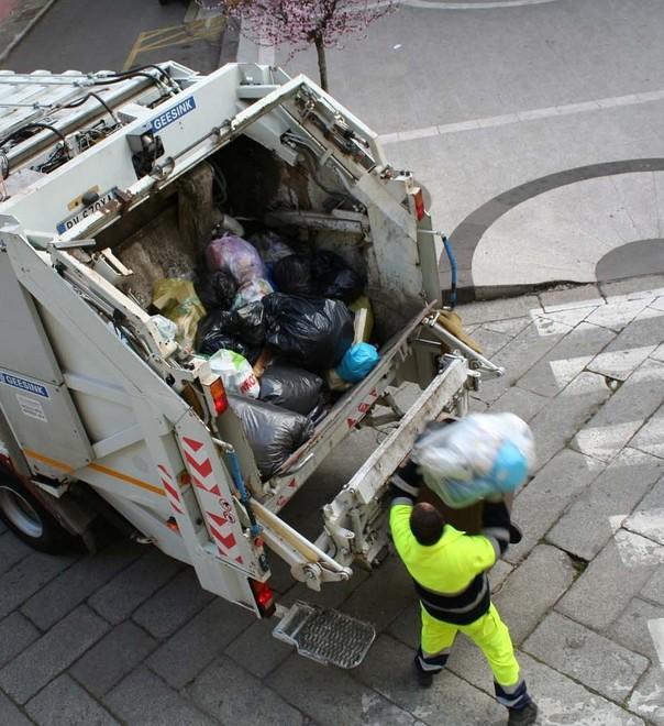 Rifiuti, la minoranza attacca la Ciclat: «La città è sporca»