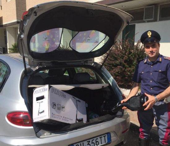 Rubano oggetti elettronici: denunciate tre persone 
