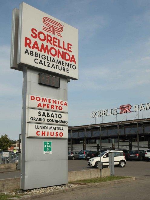 Rubano dodici capi di Armani 