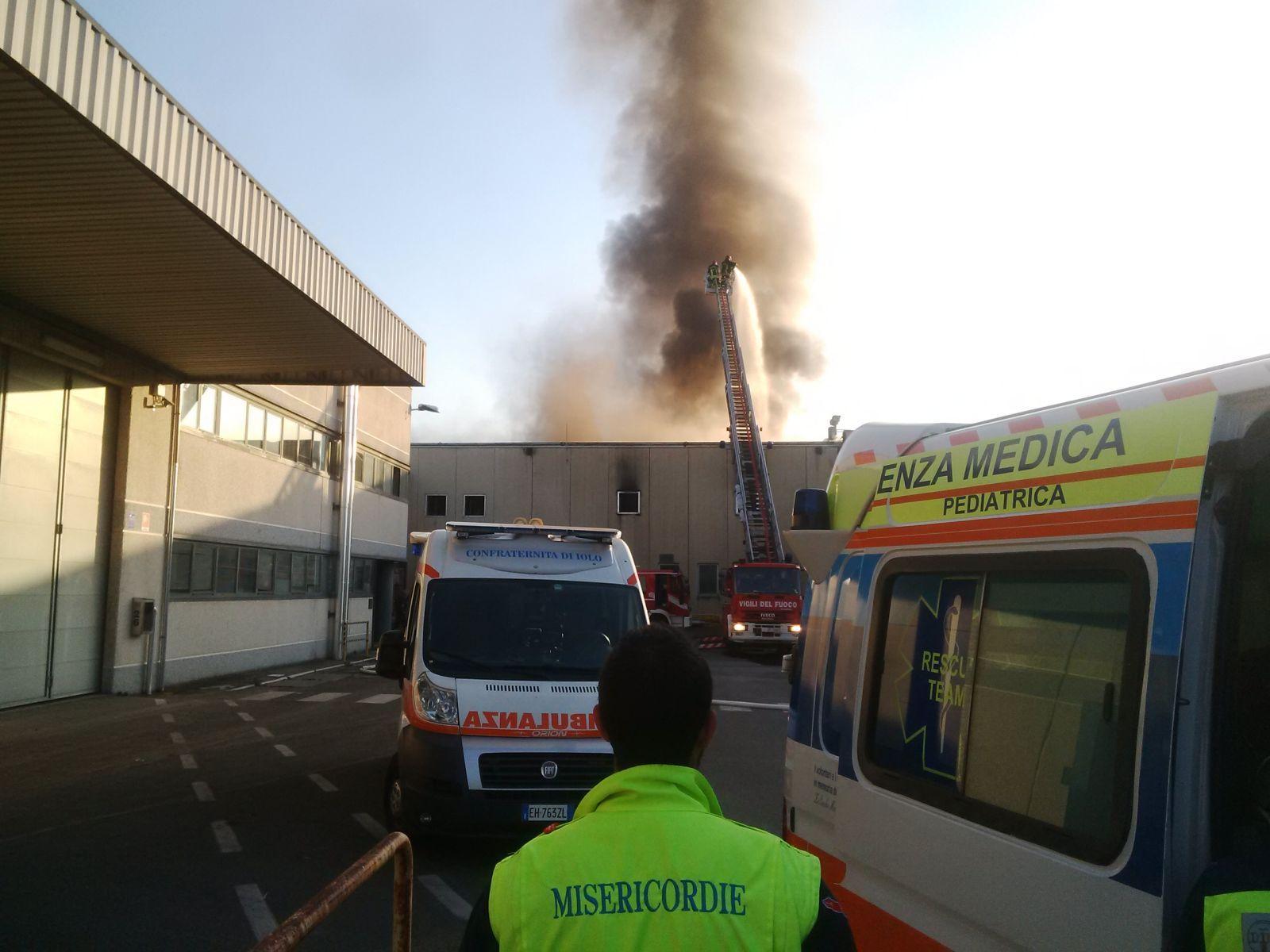 L'incendio dello stabilimento Giunti in via Ghisleri a Iolo