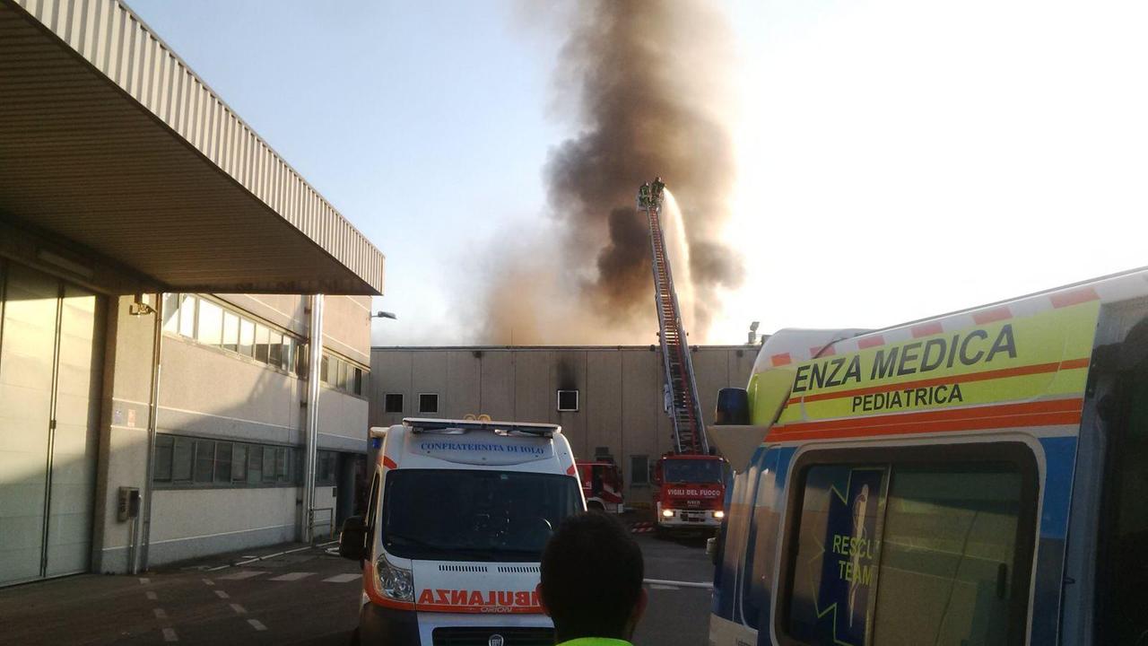 L'incendio dello stabilimento Giunti in via Ghisleri a Iolo
