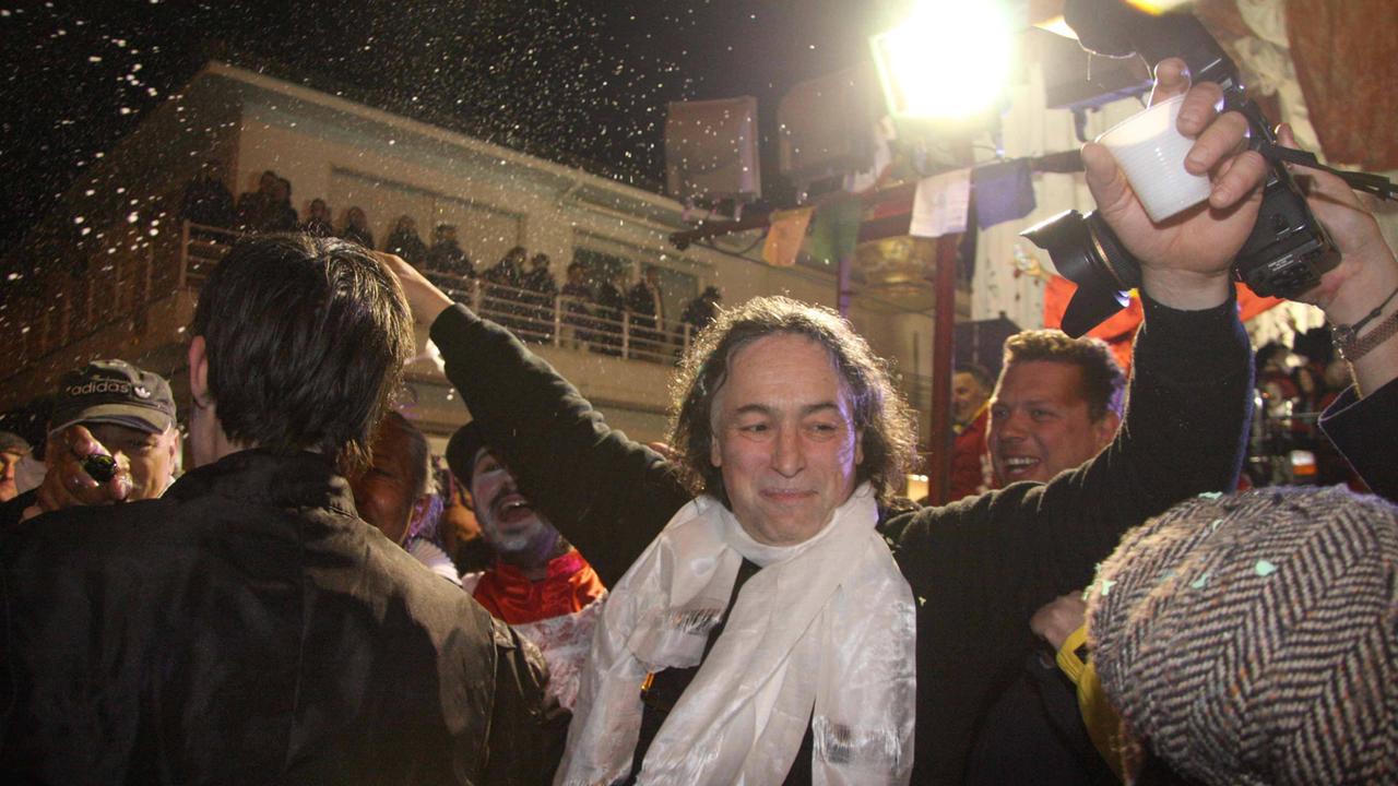 Gilbert Lebigre esulta dopo la vittoria del Carnevale 2012