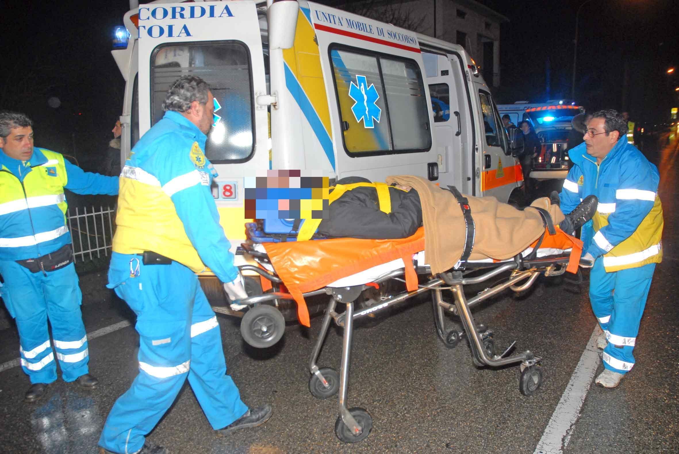 Nove feriti in un incidente tra due auto sulla via Toscana