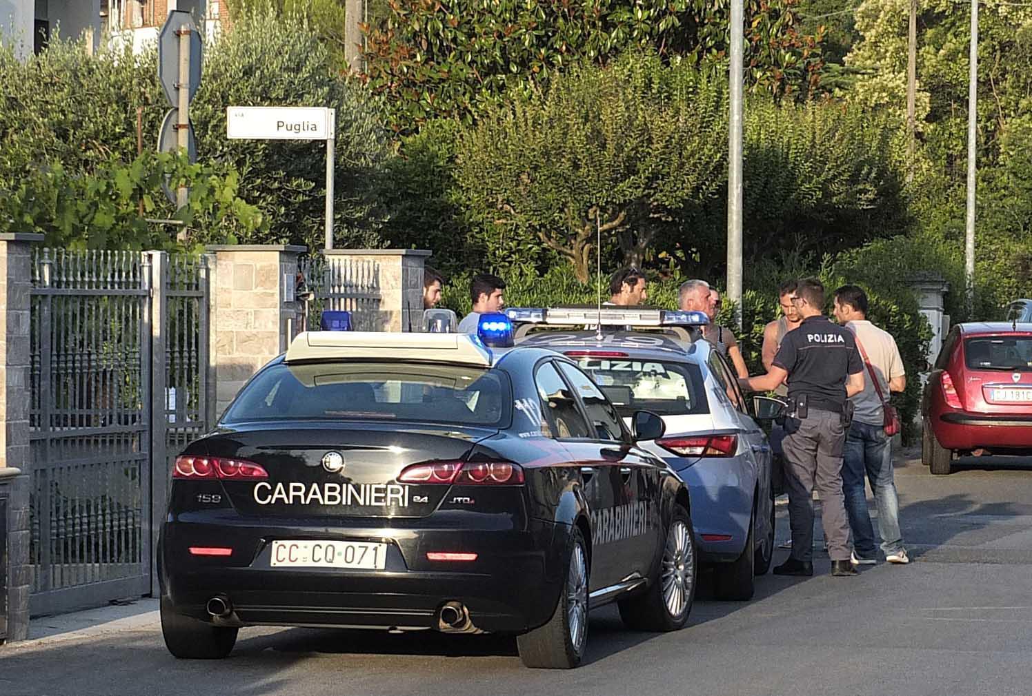 Polizia e carabinieri sul posto (foto Fabio Muzzi)