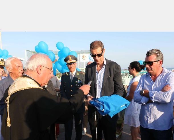 Il momento della benedizione della bandiera blu